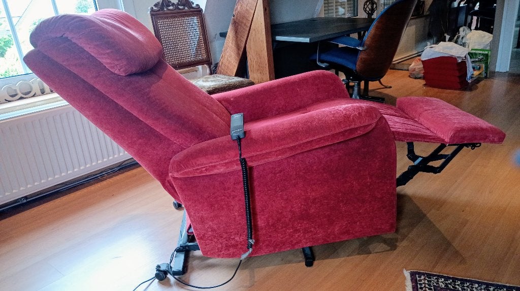 Elektrische relaxzetel met opstaanhulp, Huis en Inrichting, Zetels | Zetels, Zo goed als nieuw, Eenpersoons, Minder dan 150 cm