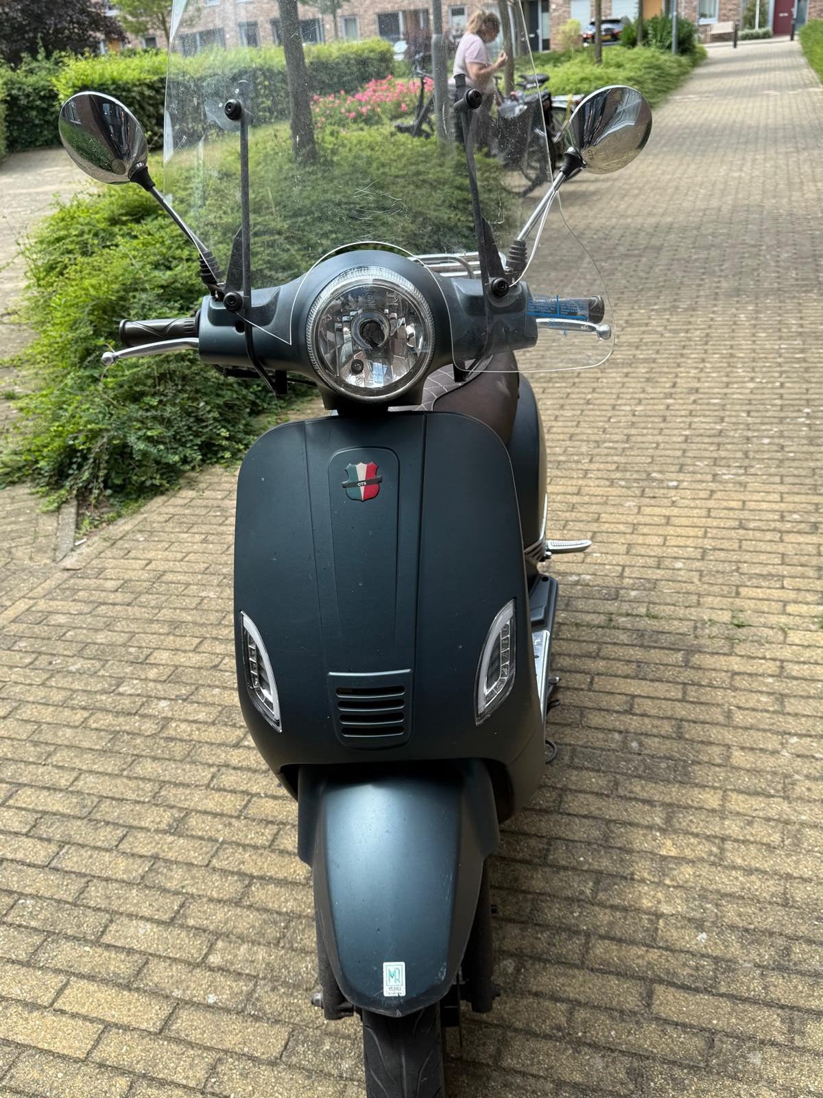 Een brommer te koop hij werkt nog prima hij is een goed in o, Fietsen en Brommers, Verzenden