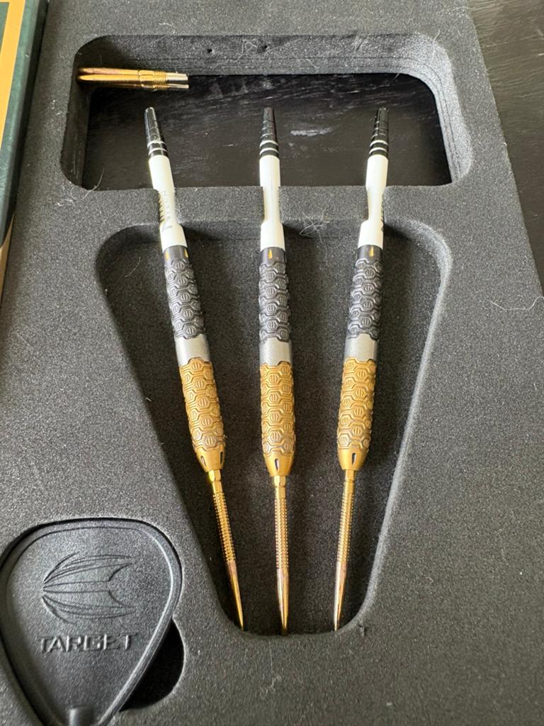 Verschillende sets darts pijlen + cases, Sport en Fitness, Darts, Ophalen, Zo goed als nieuw, Pijlen