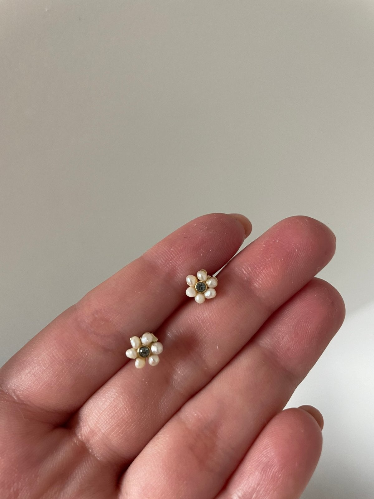 Boucles d'oreilles & Other Stories, Puces ou Clous, Enlèvement ou Envoi, Comme neuf, Blanc