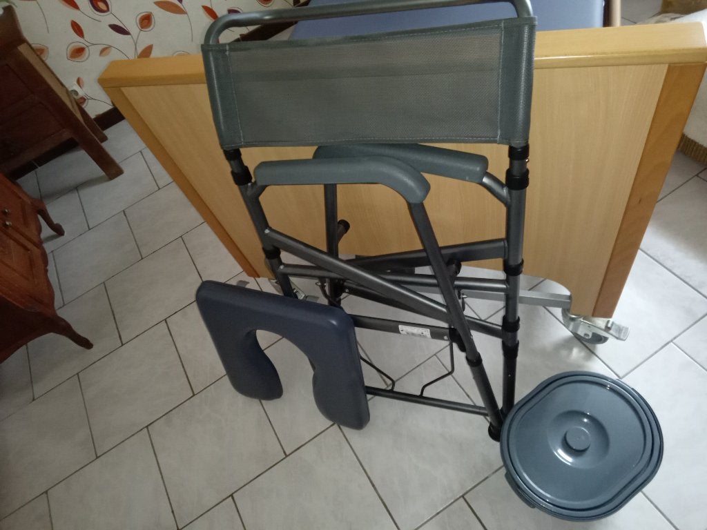opvouwbare stoel met gaatjes, Diversen, Verpleegmiddelen, Ophalen, Zo goed als nieuw