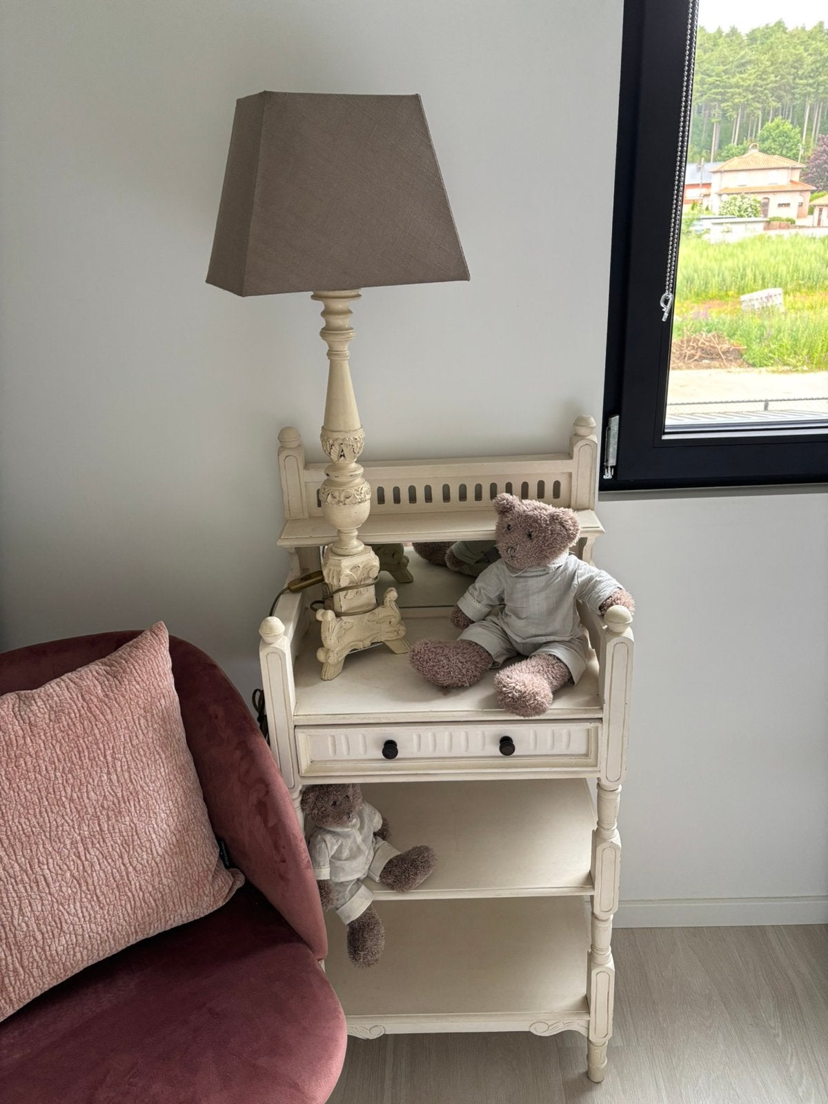 Wit decoratief ladekastje met spiegel en bijhorende lamp, Ophalen, 100 tot 150 cm, Zo goed als nieuw, Rechthoekig