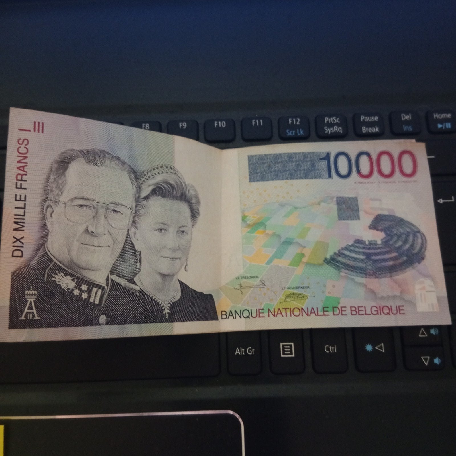Pour le vrai collectionneur, 2 billets d'une valeur de 10000, Enlèvement