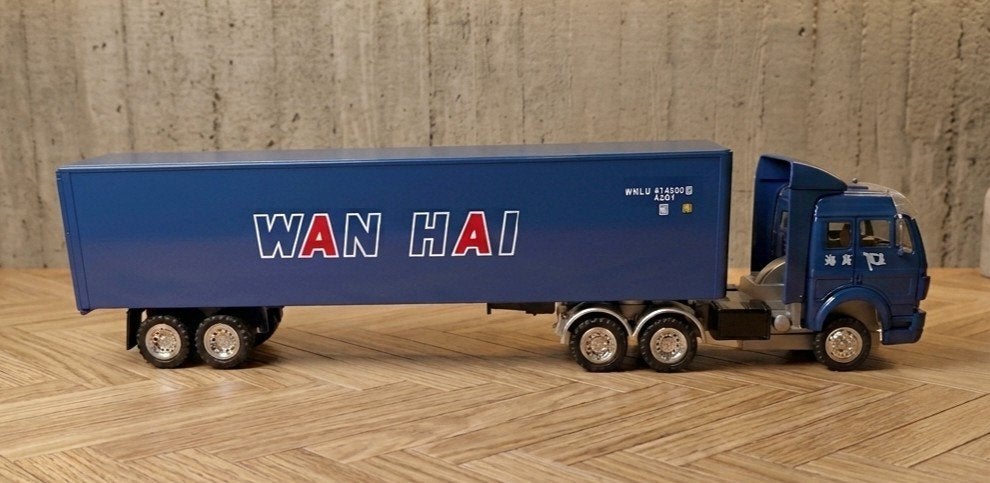 Miniatuur containervrachtwagen Wan Hai, Hobby en Vrije tijd, Ophalen of Verzenden, Zo goed als nieuw