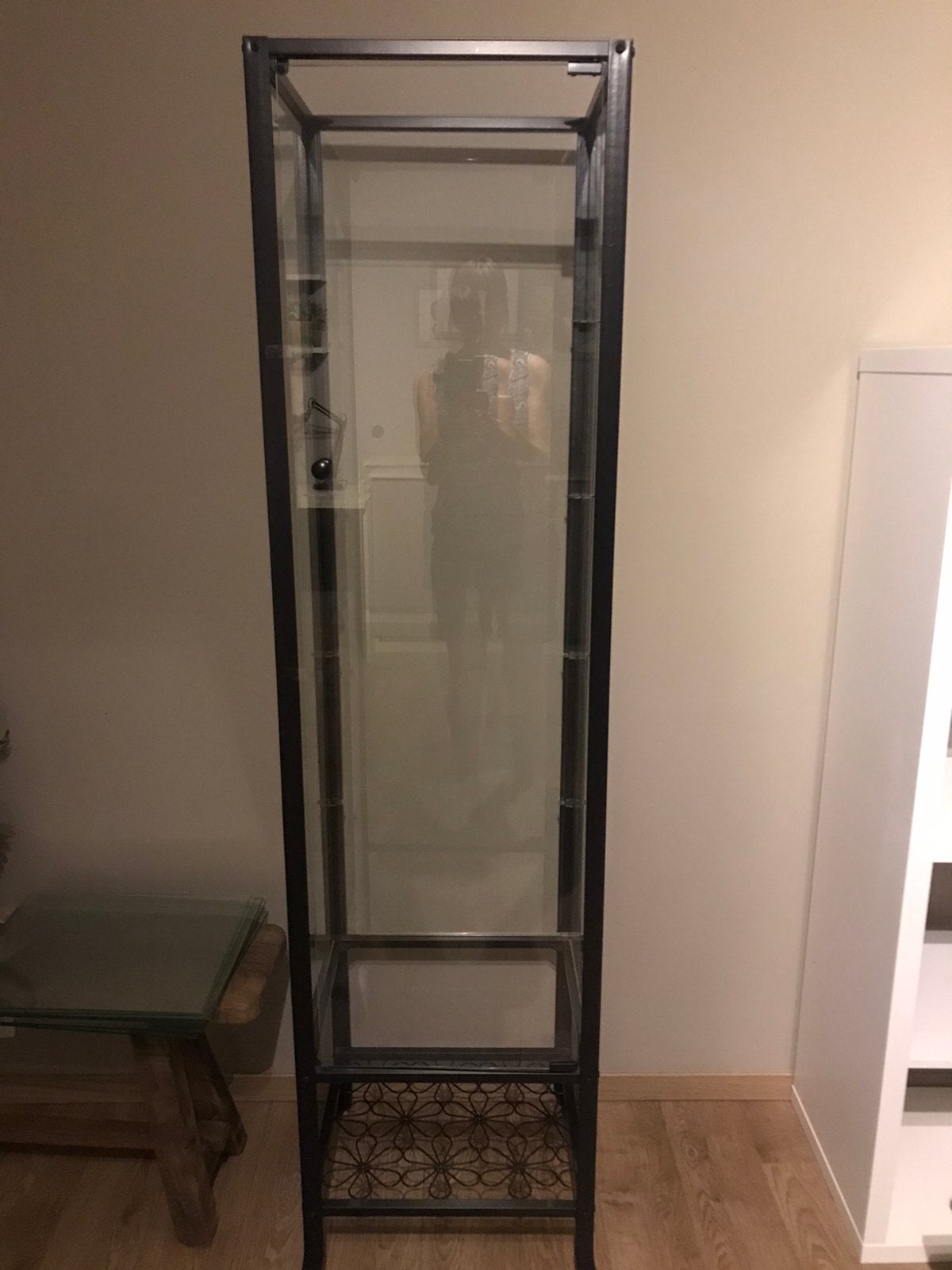 Hoog glazen kastje, Huis en Inrichting, Ophalen of Verzenden, Zo goed als nieuw