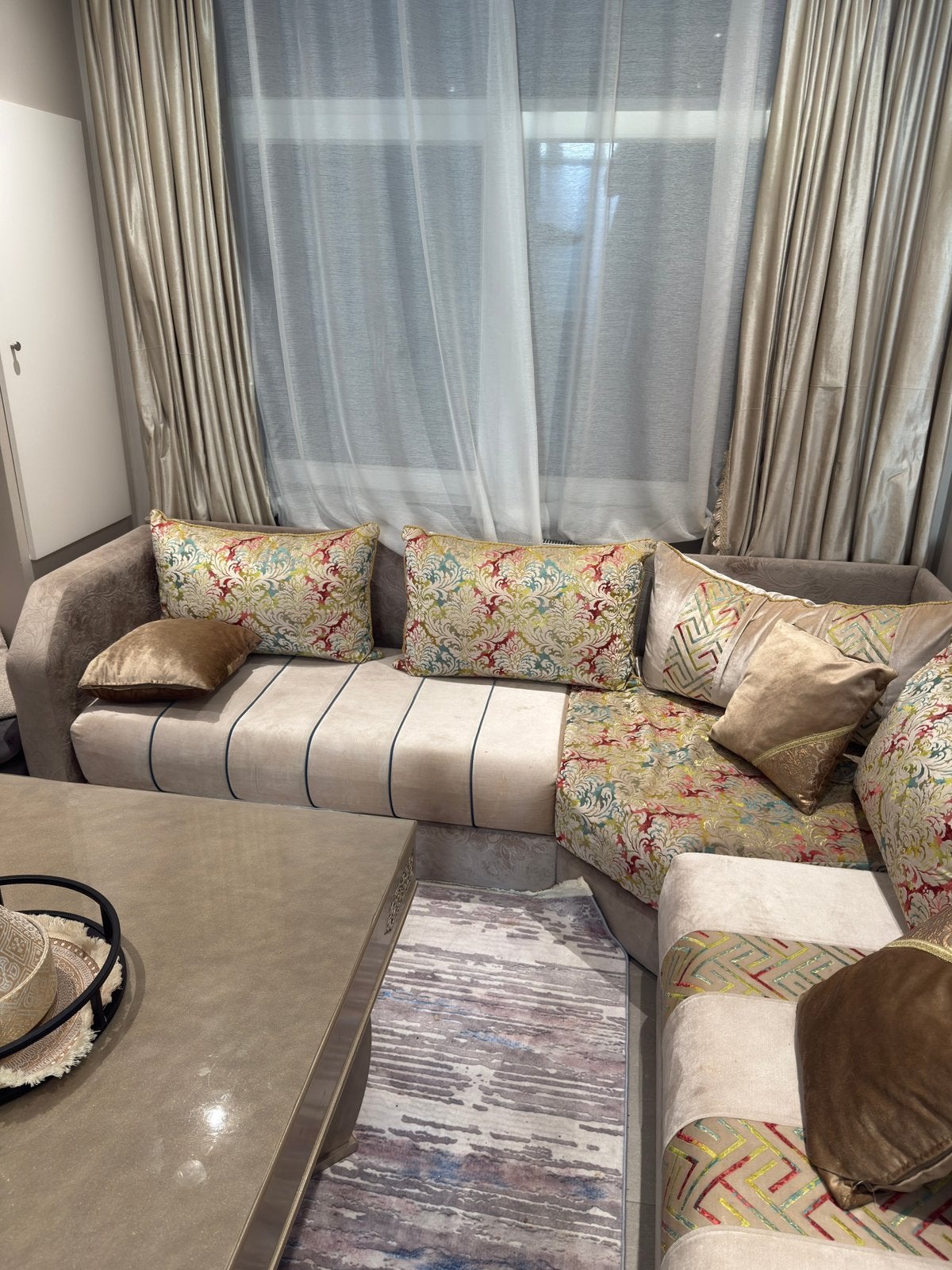 Salon marocain (2jeux de housse) +table +tapis, Maison & Meubles, Enlèvement, Comme neuf