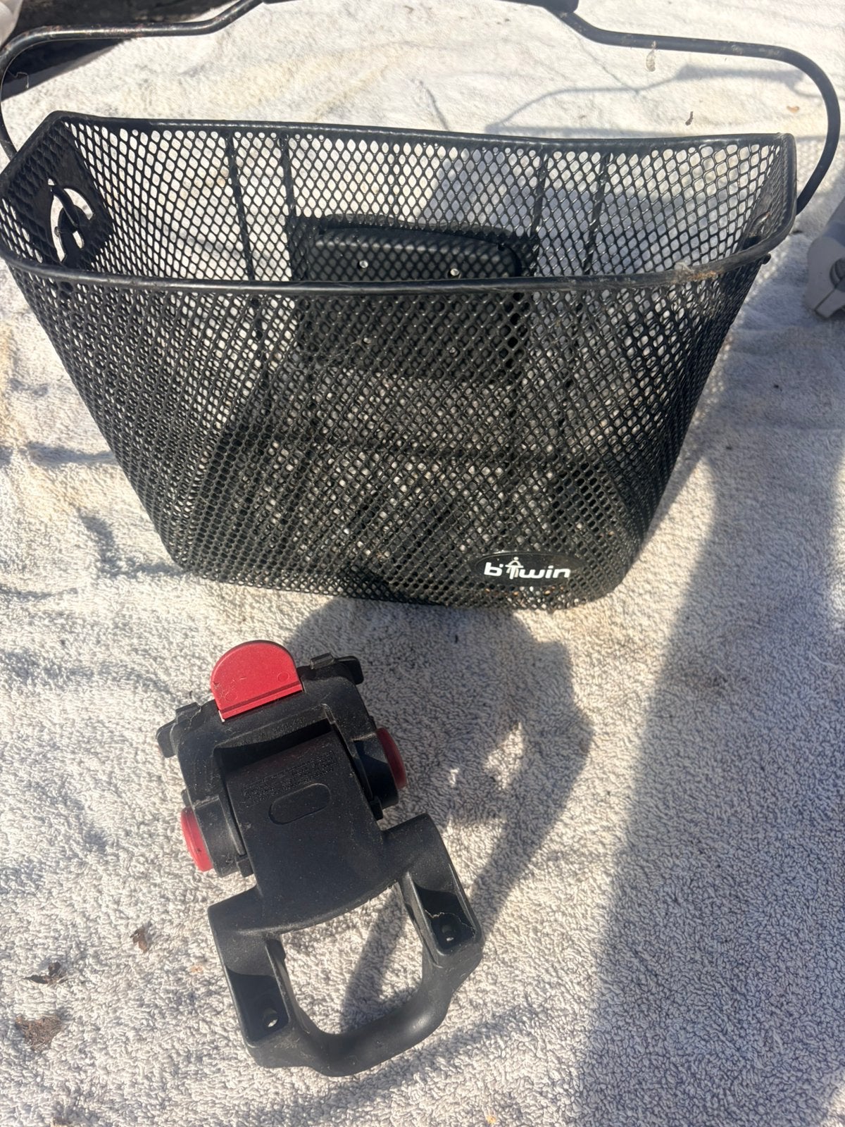 Lot de 2 paniers de vélo avant amovible B’Twin avec fixation, Vélos & Vélomoteurs, Enlèvement, Utilisé, Panier de vélo, Fixation au guidon