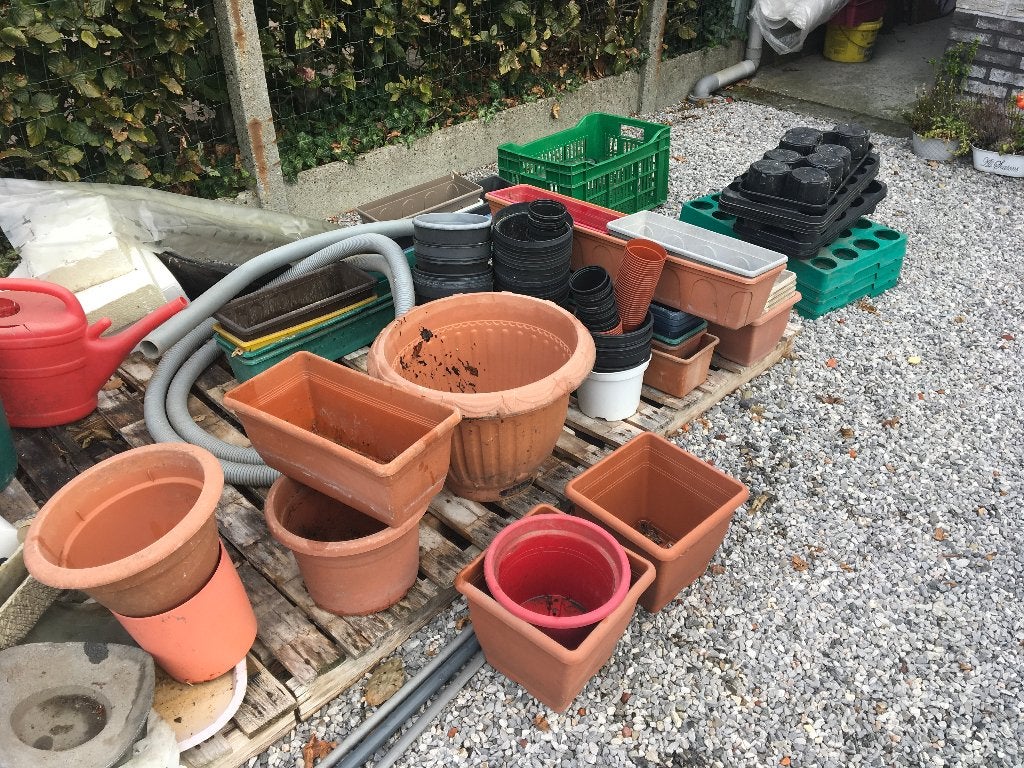 allerlei plastieken bloempotten, Ophalen, Gebruikt