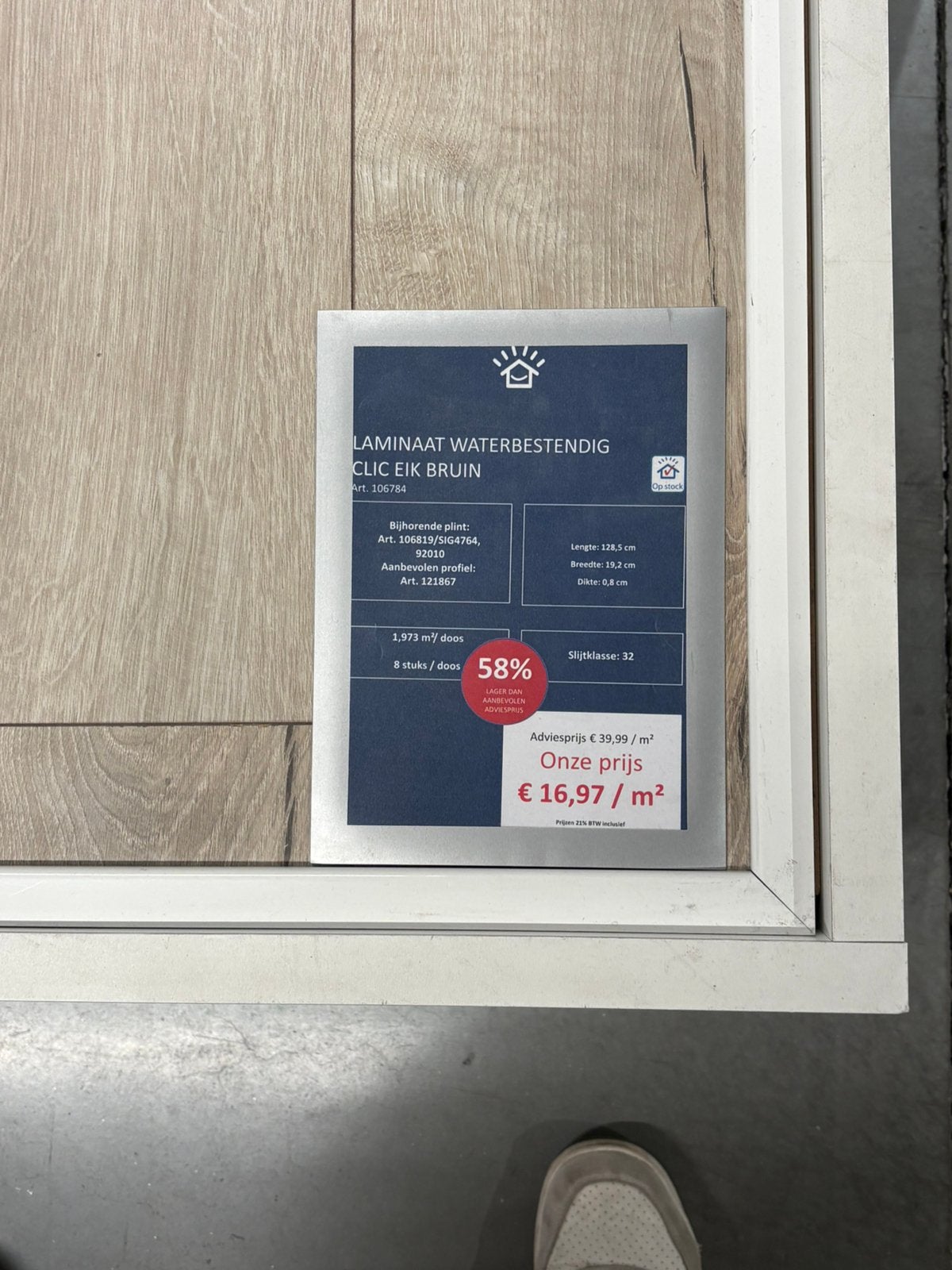 26 pakken waterbestendig laminaat Eik Bruin 8 mm – 51,3 m², Doe-het-zelf en Bouw, Raamkozijnen en Schuifdeuren, Ophalen, Nieuw