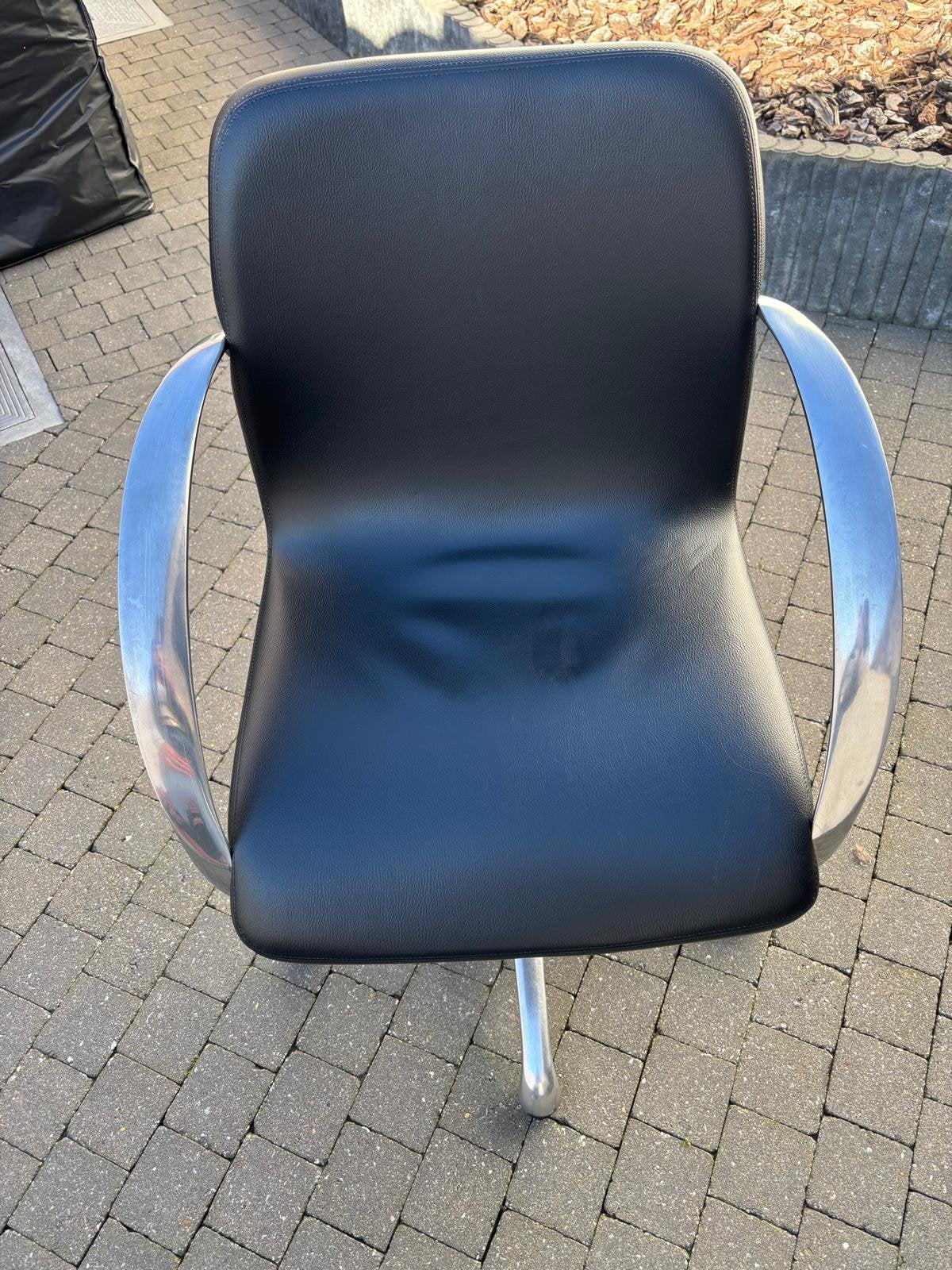 6 chaises pour salon de coiffure. 2 de vendu.       Reste4, Enlèvement, Cuir, Noir, Cinq, Six Chaises ou plus