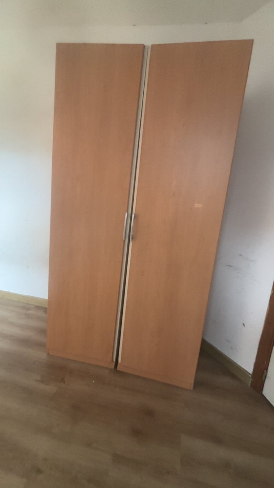 Kledingkast met 2 deuren – Snel ophalen wegens verhuizing, Ophalen, 100 tot 150 cm, Met klep(pen), Nieuw