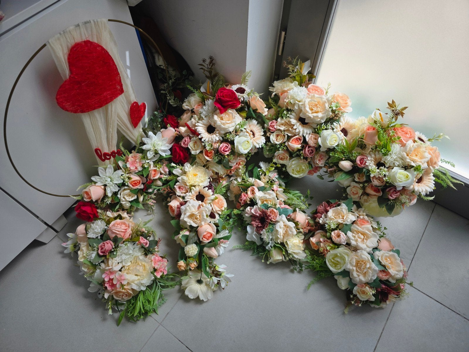 Bloemstukken kunstbloemen van huwelijk, Ophalen