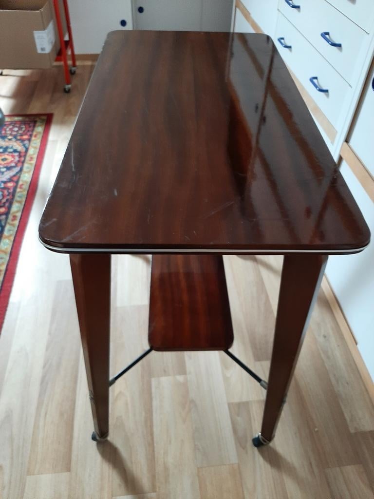 Vintage houten tv tafeltje 
Bijzettafeltje
Op wieltjes, Antiek en Kunst, Ophalen