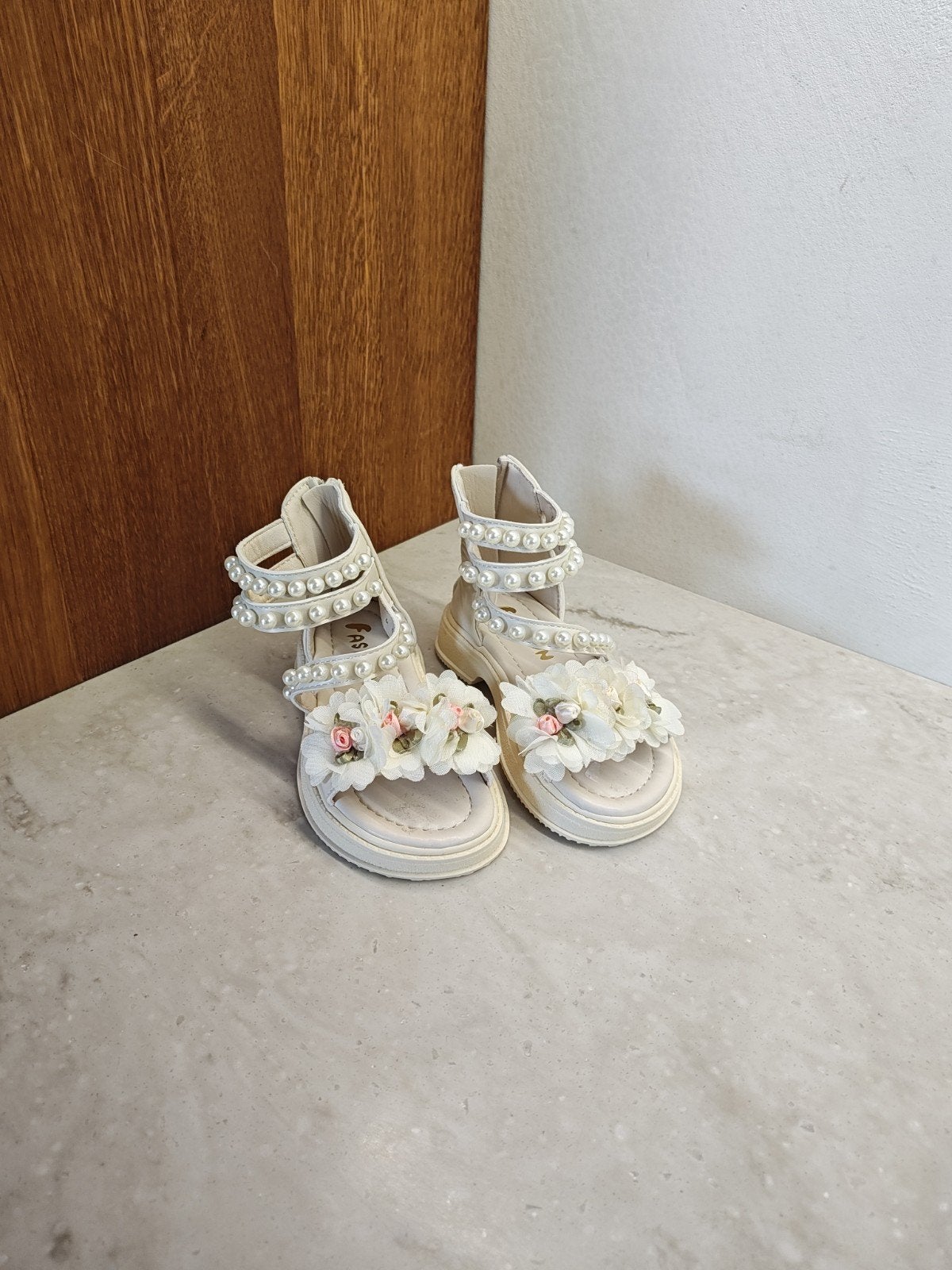Sandales beiges à perles et fleurs pour enfants — Taille 27, Neuf, Enlèvement ou Envoi, Chaussures, Fille