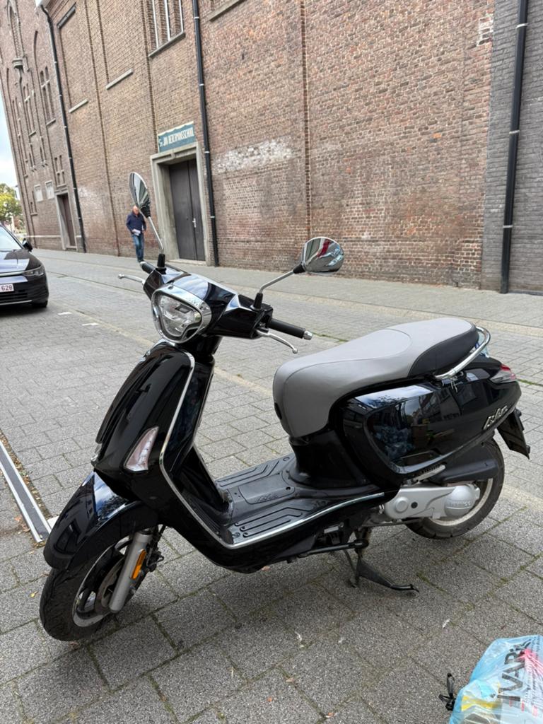 Kymco like 50 cc brommer (NIEUWSTAAT), Fietsen en Brommers, Ophalen, Kymco, Zo goed als nieuw, Benzine
