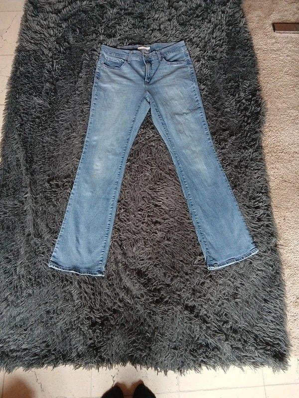 Jeans Levi's taille 32, Neuf, Enlèvement ou Envoi, W27 (confection 34) ou plus petit, Bleu