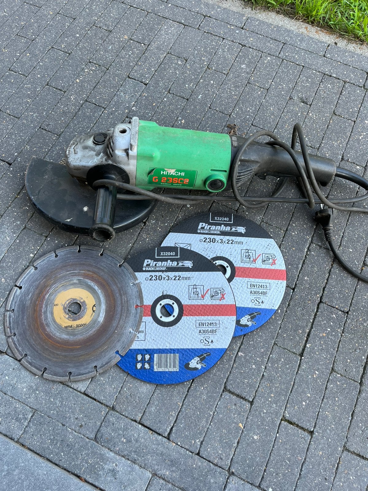 Hitachi G 23SC2 Haakse Slijpmachine 2200W met schijven, Doe-het-zelf en Bouw, Gereedschap | Slijpmachines, Gebruikt, Haakse handslijpmachine