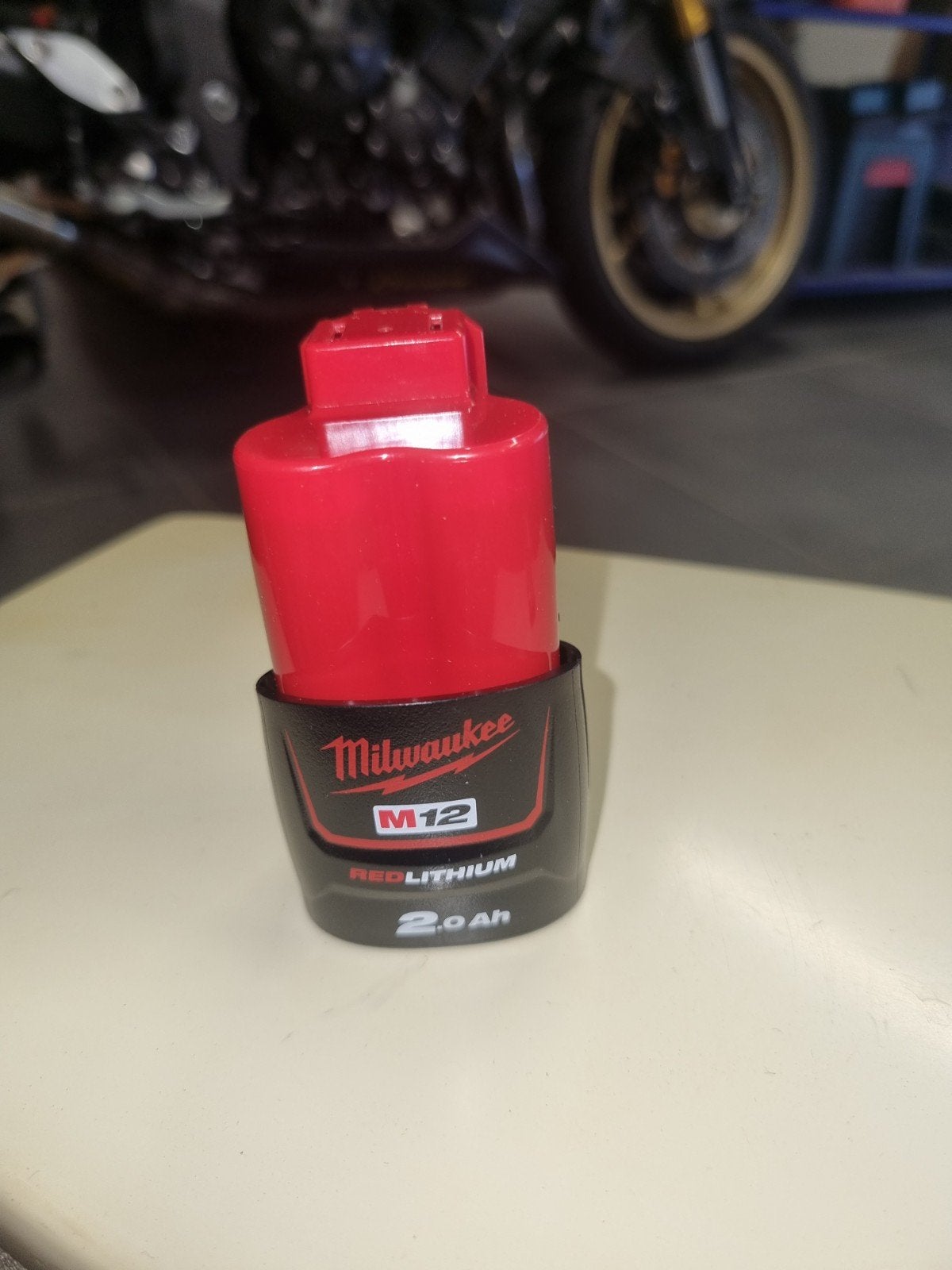 Accu Milwaukee M12  2.0ah neuf, Ophalen, Nieuw