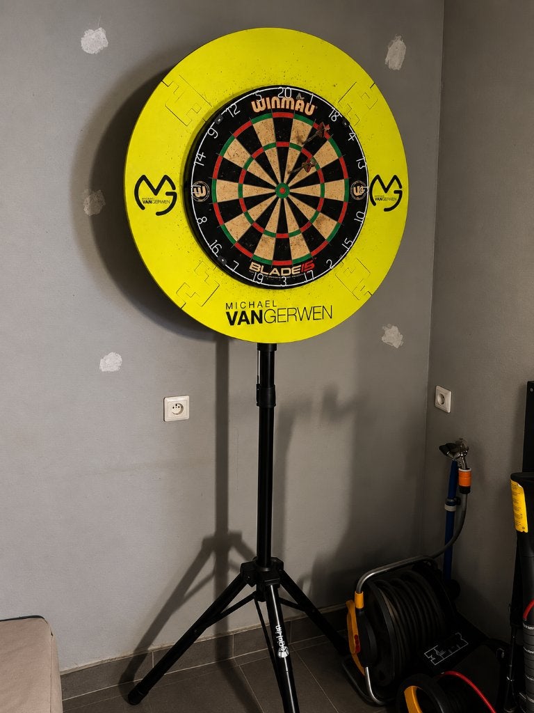 Winmau Blade 5 dartbord + surround + statief, Ophalen, Gebruikt, Dartbord