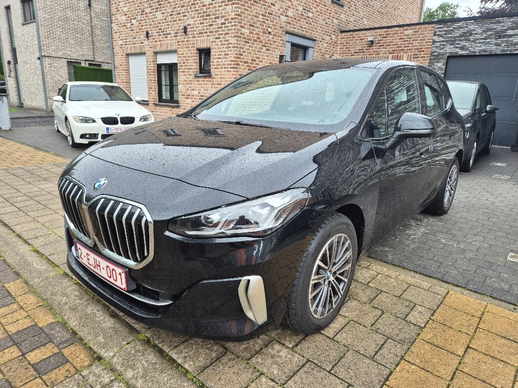 BMW 218i AT 2023 Navi Pano HUD GARANTIE, Auto's, BMW, Dealer onderhouden, Monovolume, Zwart, Bedrijf