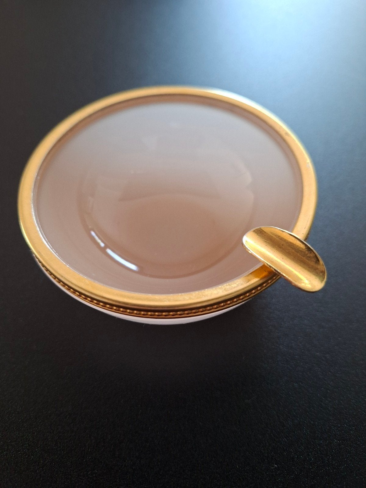 Kleine asbak in roze opaline en messing. ONBERISPELIJK, Antiek en Kunst, Antiek | Glaswerk en Kristal, Ophalen of Verzenden