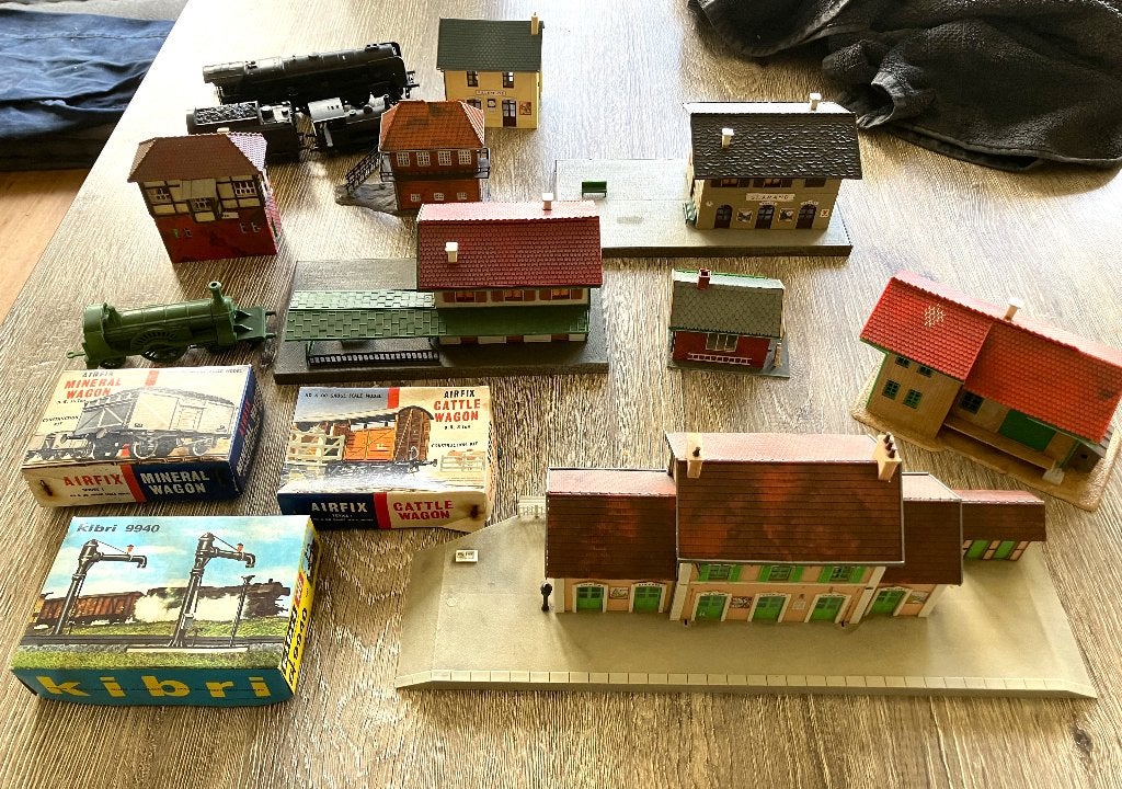 kirbi airfix x2 in de originele box trein station enz., Ophalen of Verzenden, Zo goed als nieuw, Gelijkstroom of Wisselstroom