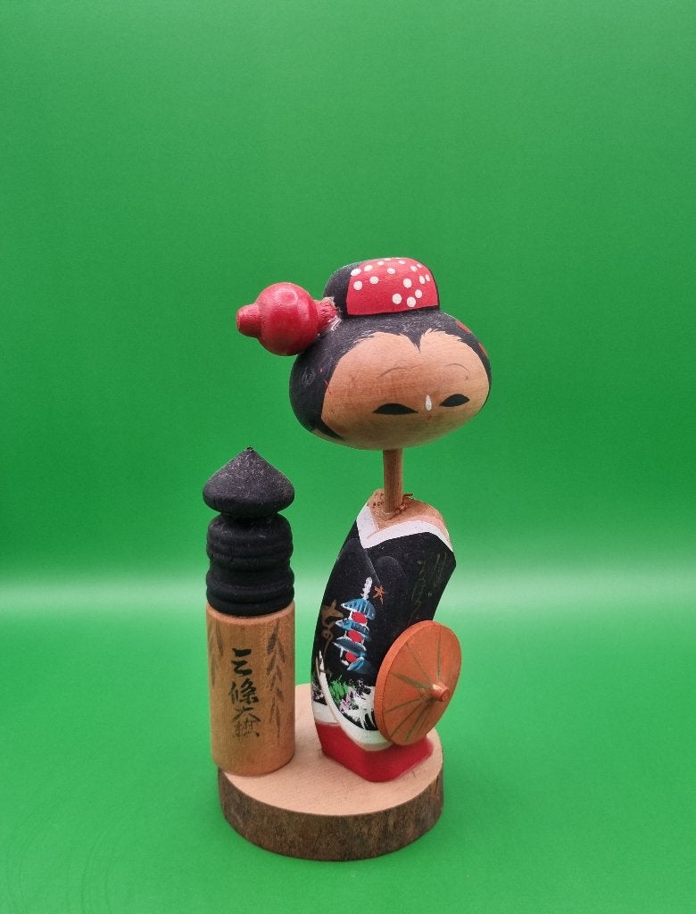 Leuke Sanjo Tsubaki Kokeshi, Antiek en Kunst, Hout, Ophalen of Verzenden, Geschilderd, 14 cm