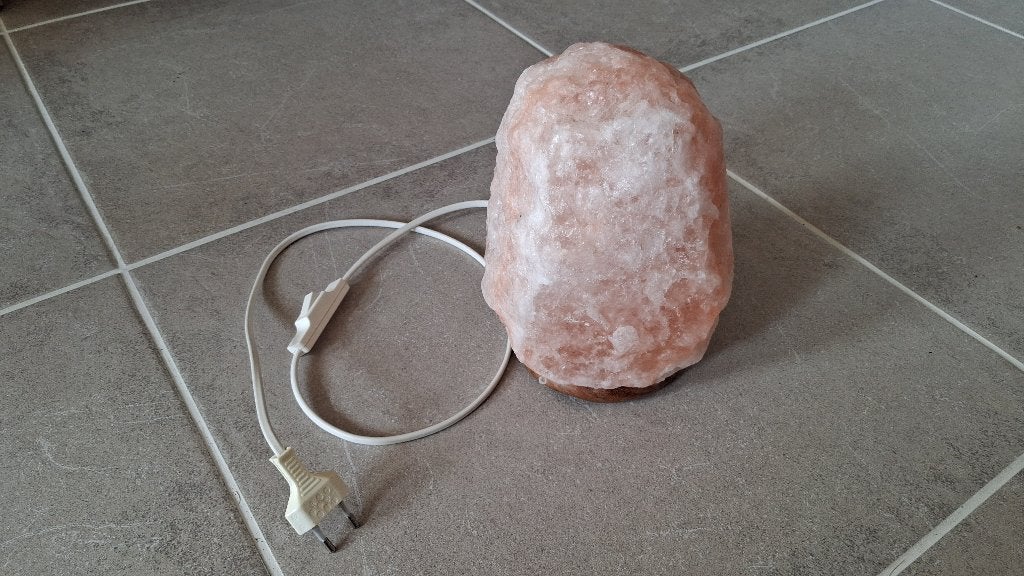 Roze Himalaya zoutlamp op houten voet, Bois, Rose, Comme neuf, Enlèvement