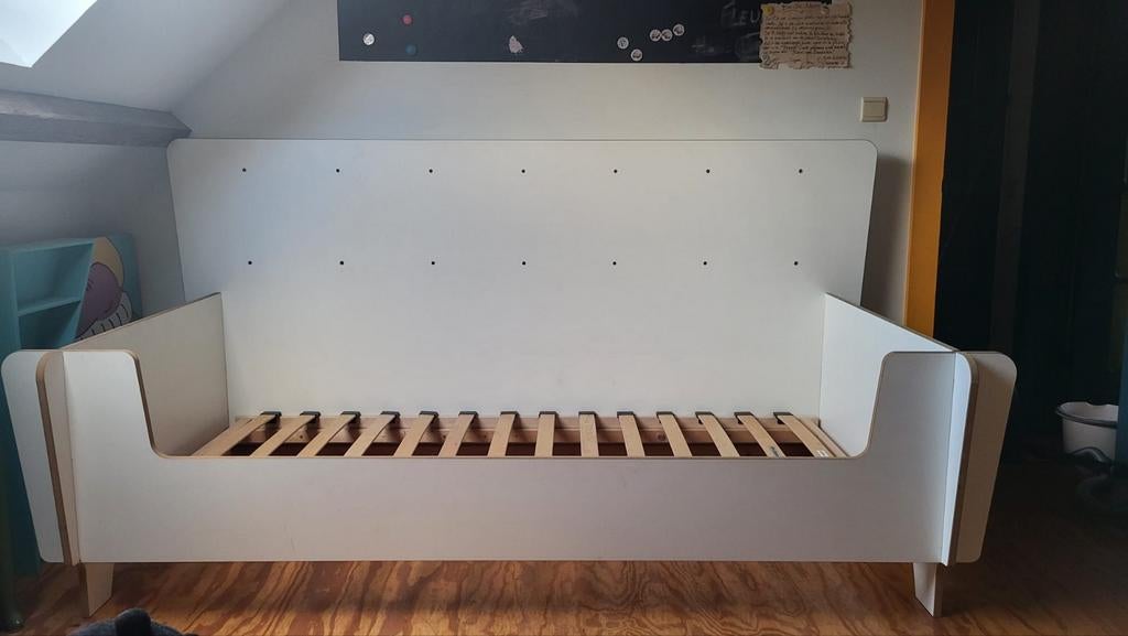 Design bed met wand, incl lattenbodem, Ophalen