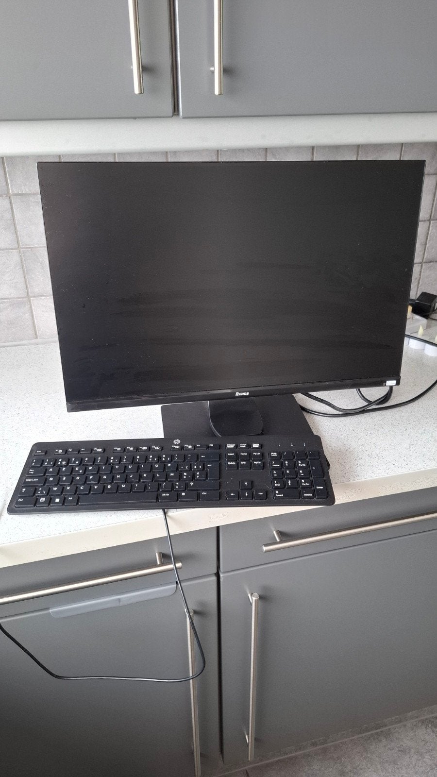 Écran de 23 pouces et clavier en parfait état, Informatique & Logiciels, Enlèvement