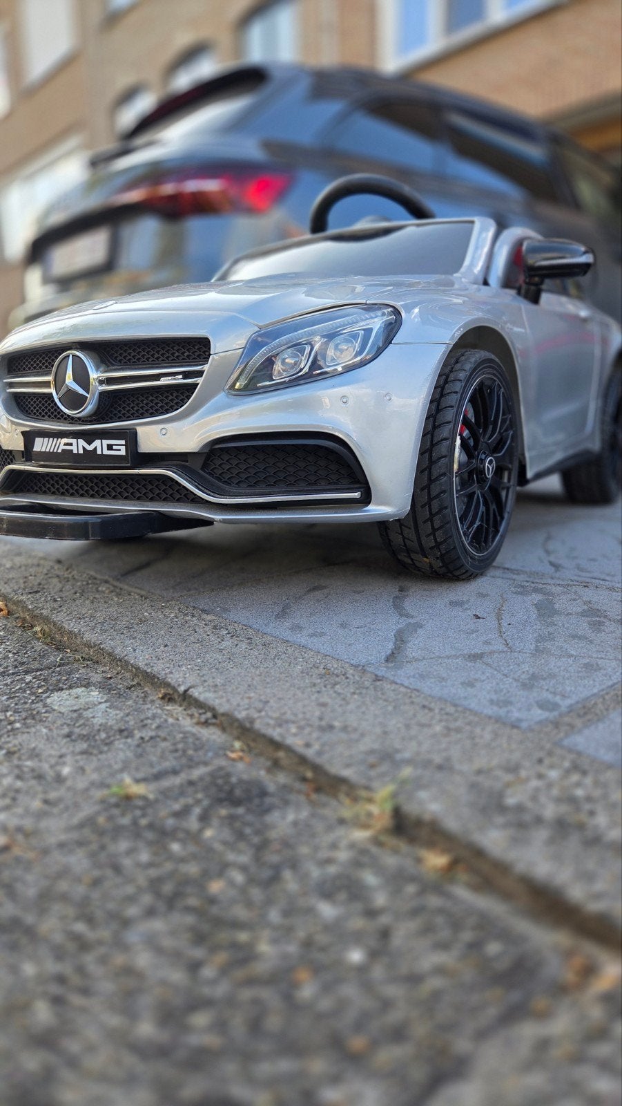 Elektrische Mercedes AMG C63, Ophalen