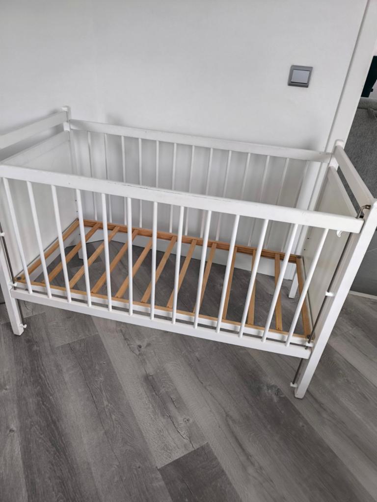 Kinderbedje en bijhorende luiertafel, Kinderen en Baby's, Babywiegjes en Ledikanten, Ophalen