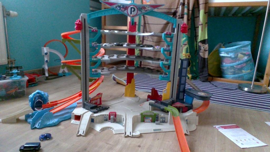 Garage de l'hôtel avec voiture, voies, lave-auto et boucle., Enfants & Bébés, Enlèvement, Utilisé