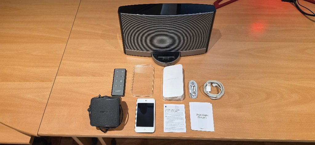 BOSE SOUNDDOCK PORTABLE + IPOD TOUCH 8 GB, Touch, Autres couleurs, 2 à 10 GB, Comme neuf
