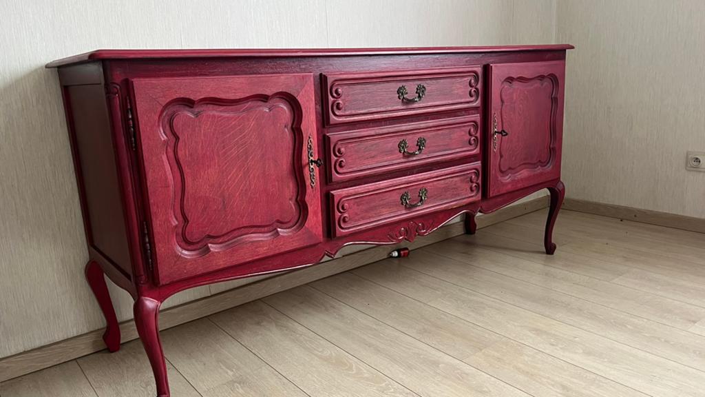 Houten dressoir in mooi rood., Huis en Inrichting, Ophalen, 150 tot 200 cm, Zo goed als nieuw, 25 tot 50 cm