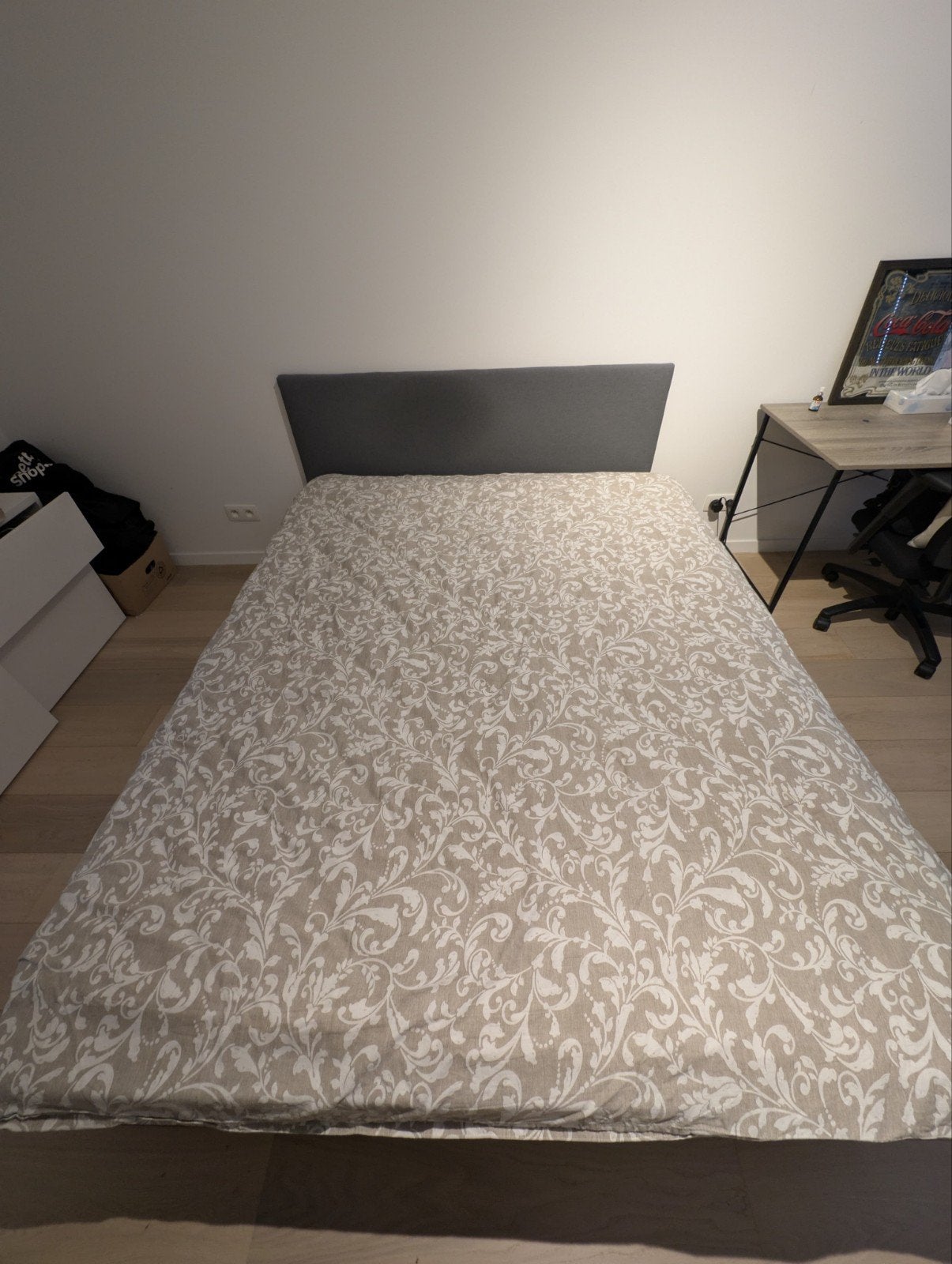 Tweepersoonsbed + matras | slechts 1 jaar oud | €250, Ophalen, Gebruikt, Tweepersoons, Grijs
