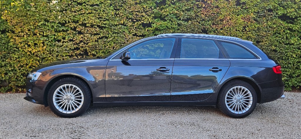 Audi A4 Avant, Autos, Cuir, Achat, 750 kg, Boîte manuelle