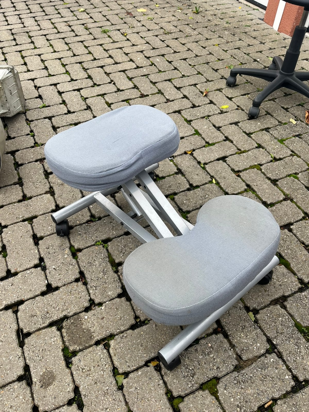 Ergonomische kniestoel - grijs, Ophalen, Gebruikt, Grijs, Bureaustoel