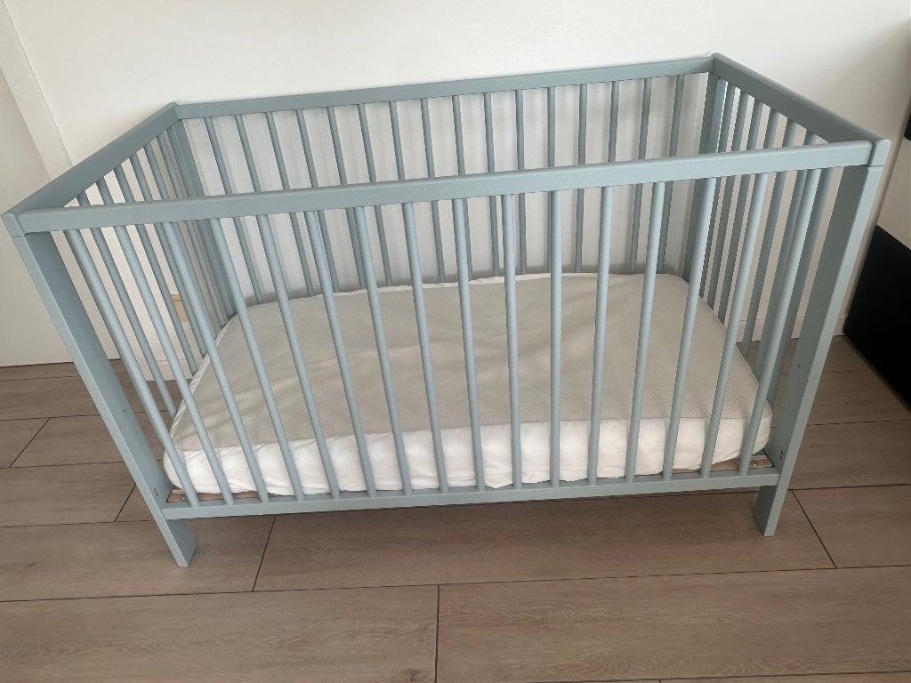 Babybed IKEA met Childwood matras, Zo goed als nieuw, Minder dan 140 cm, Minder dan 70 cm, Ophalen