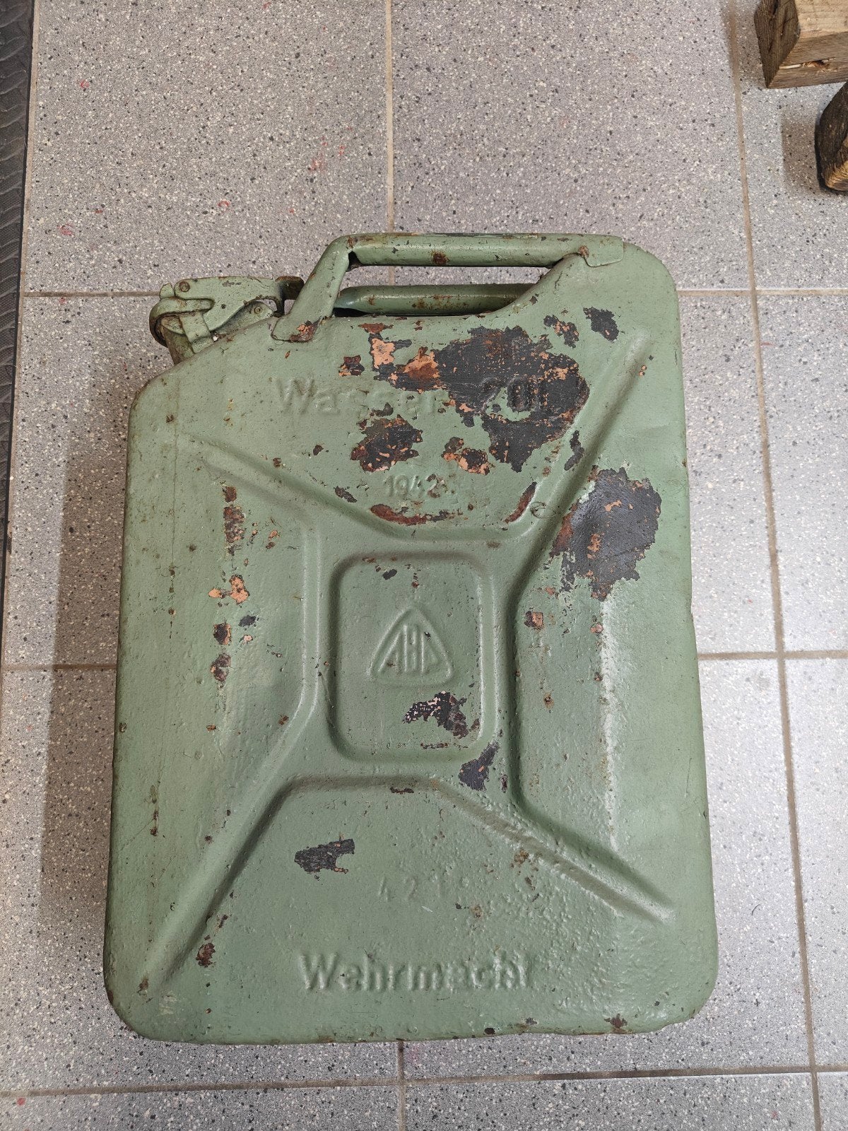 Wehrmacht water jerrycan, Ophalen