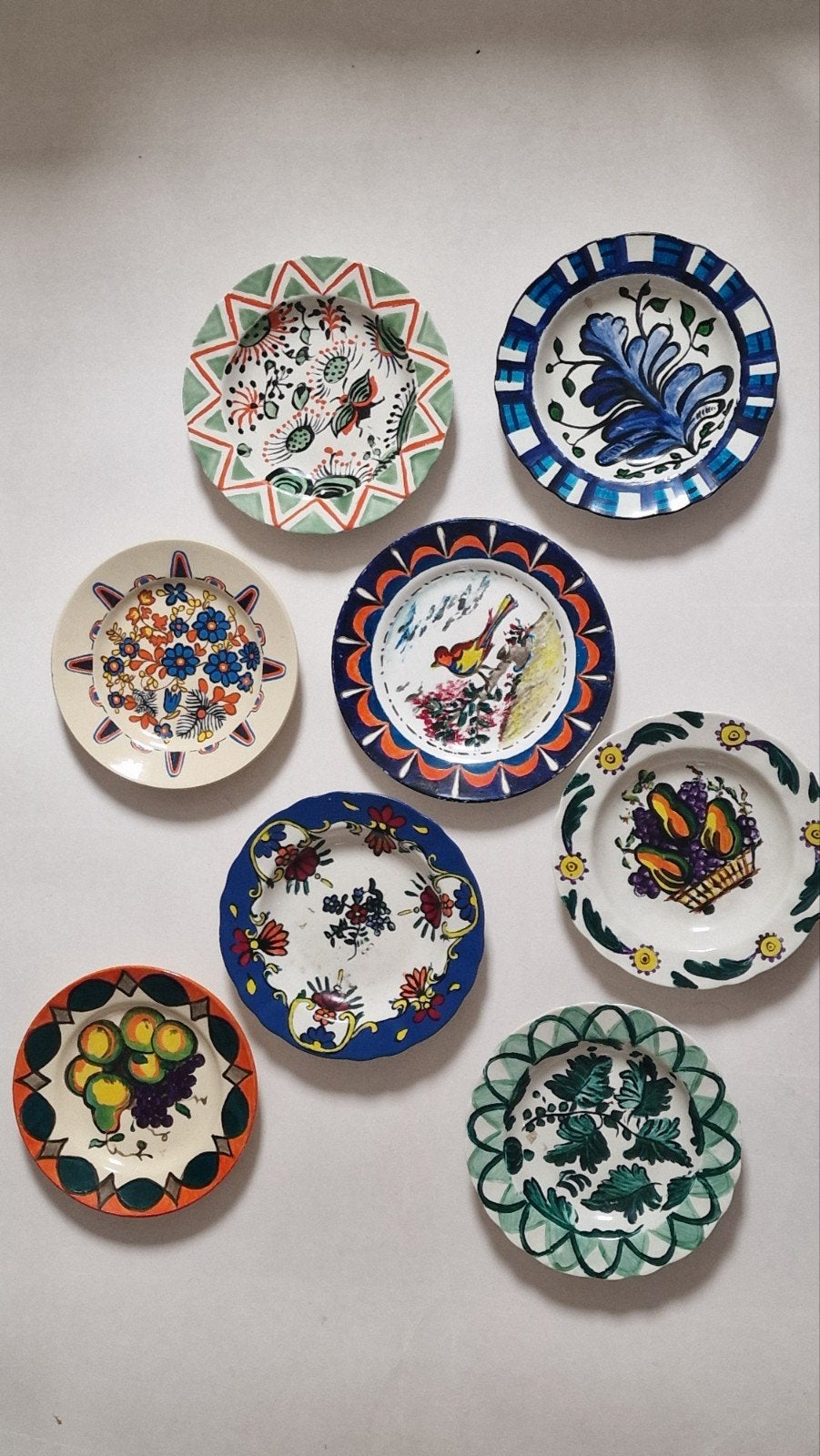 Helena Boudry - Lot de 8 belles assiettes peintes à la main, Maison & Meubles, Enlèvement ou Envoi, Assiettes(s)