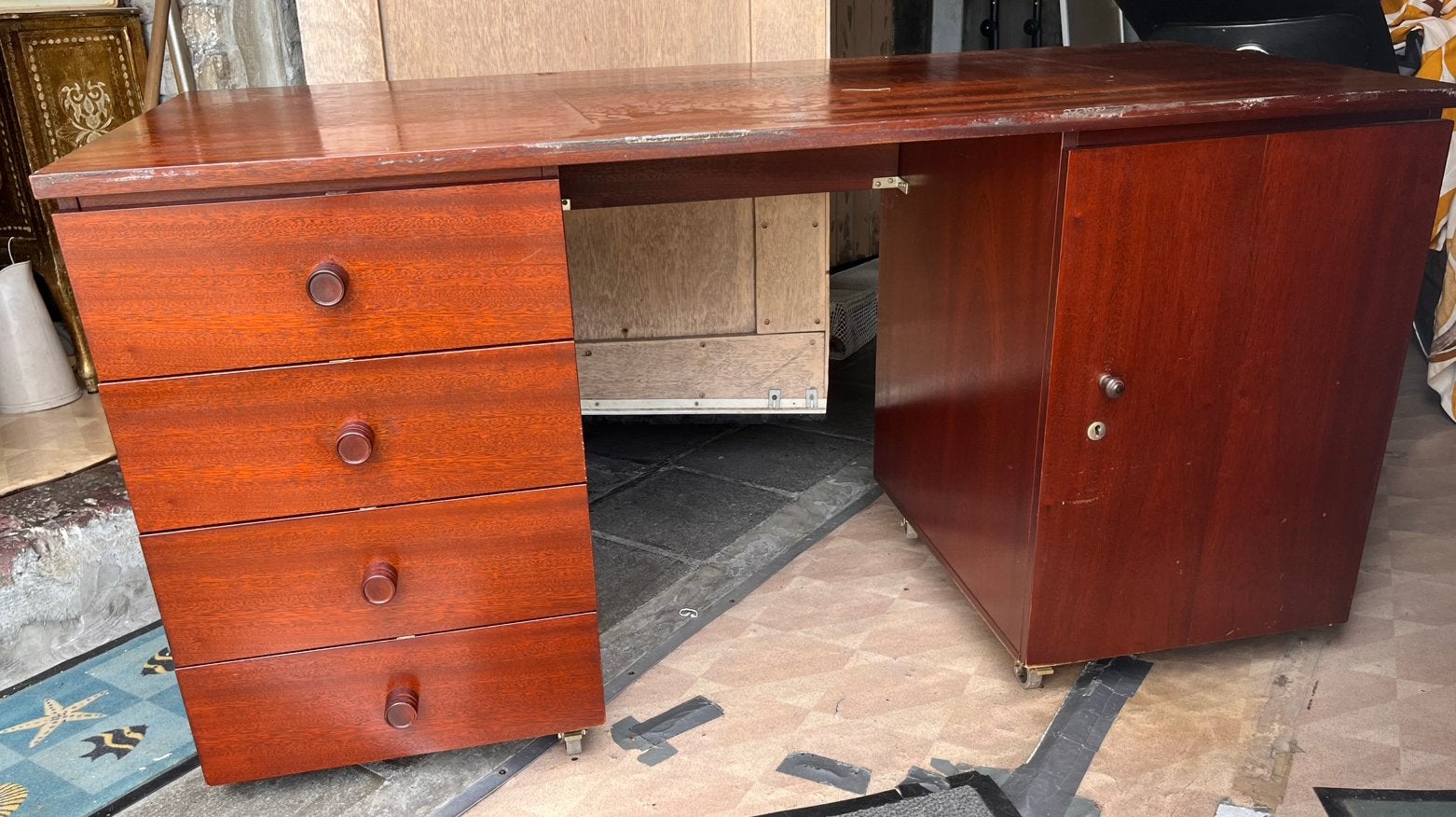 Houten bureau met wieltjes, slot op deur, Ophalen, Gebruikt, Hout, Bruin
