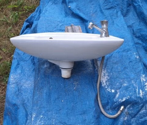 Lavabo met kraan, Enlèvement, Robinet