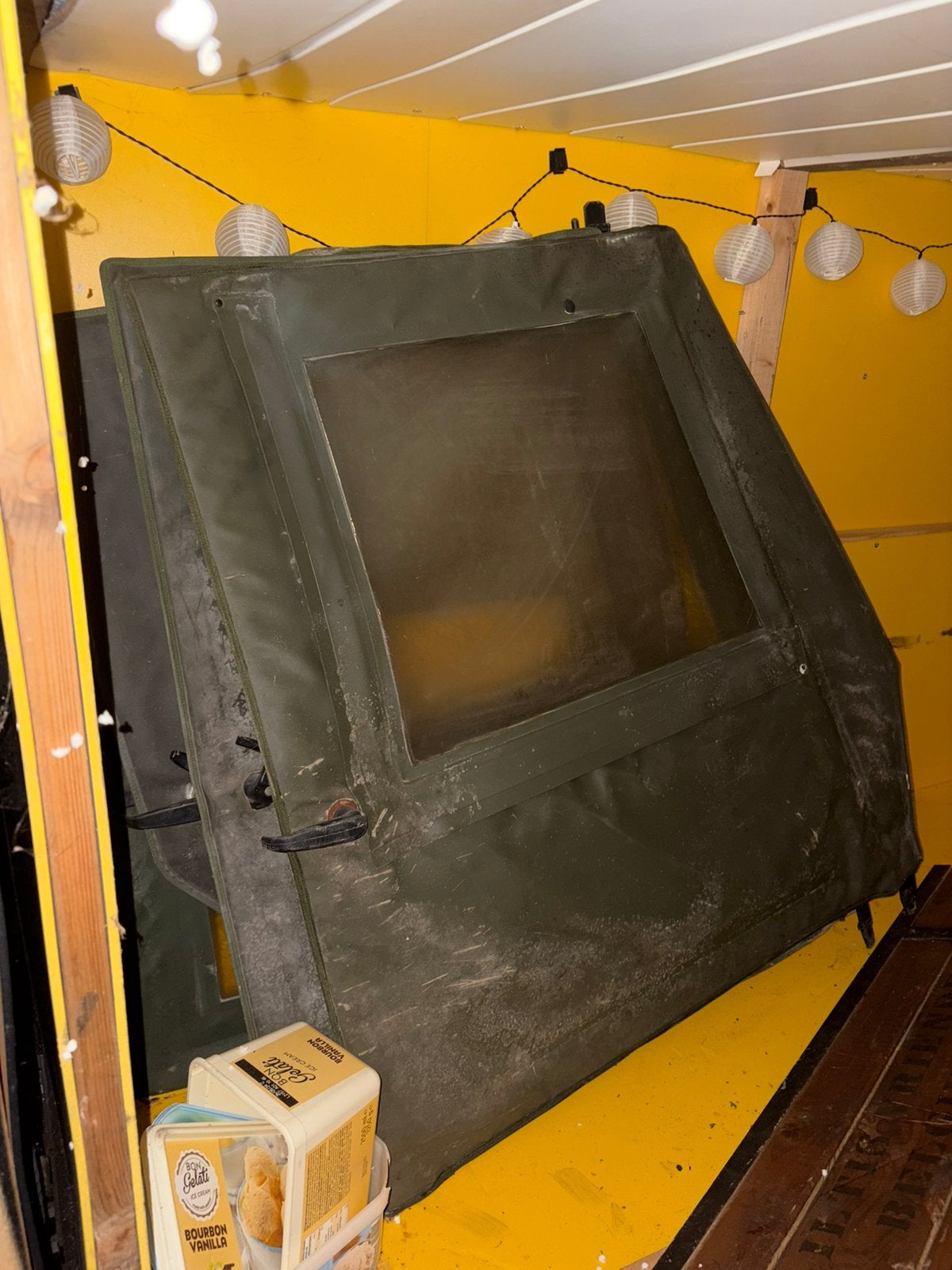 Iltis dak canvas en deuren nieuw en aanhanger leger, Enlèvement