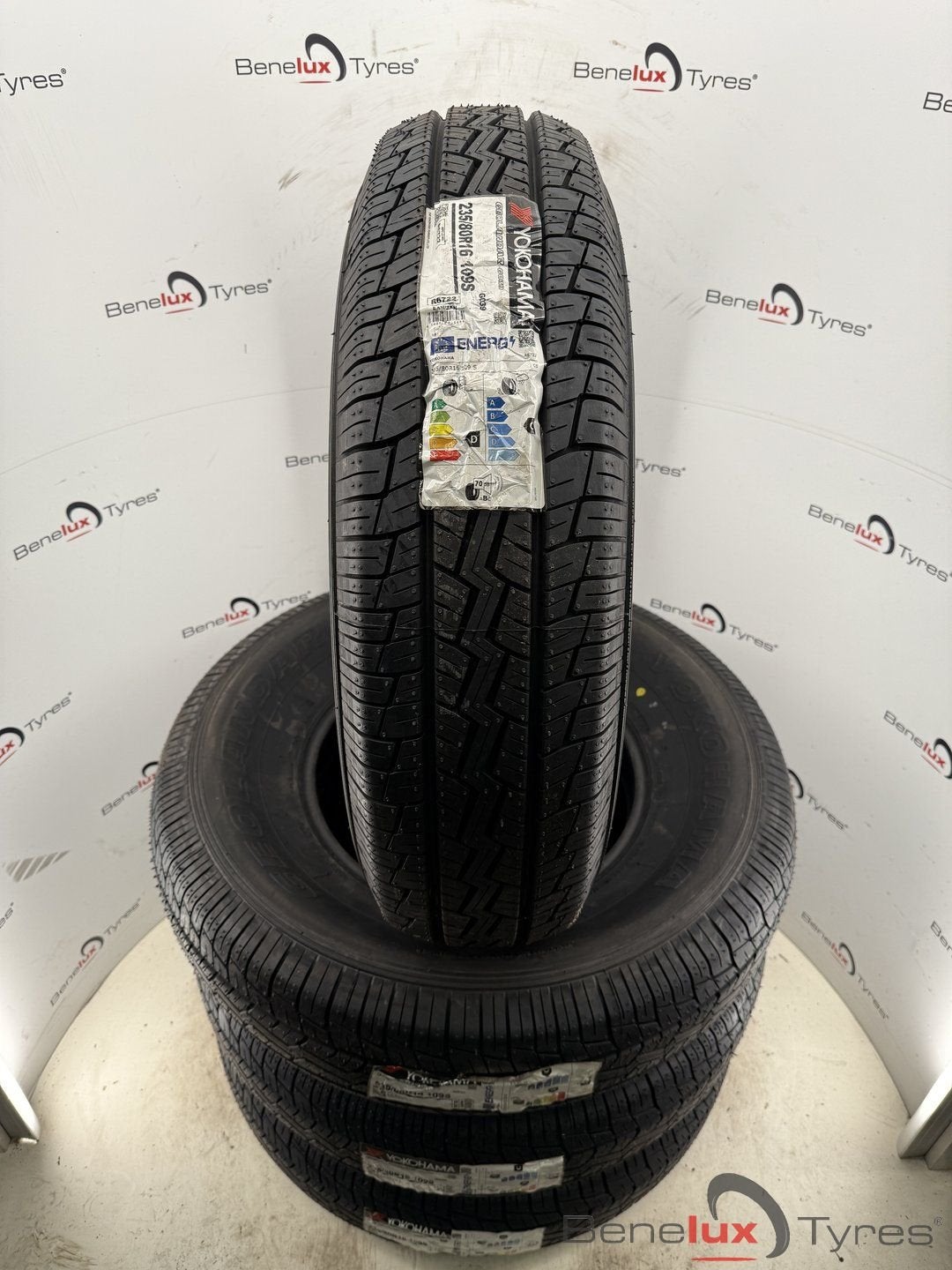 235/80R16 109S Yokohama 235/80/16 2358016 235/80 R16 235R16, Autos : Pièces & Accessoires, Neuf, 16 pouces, Pneus été, -