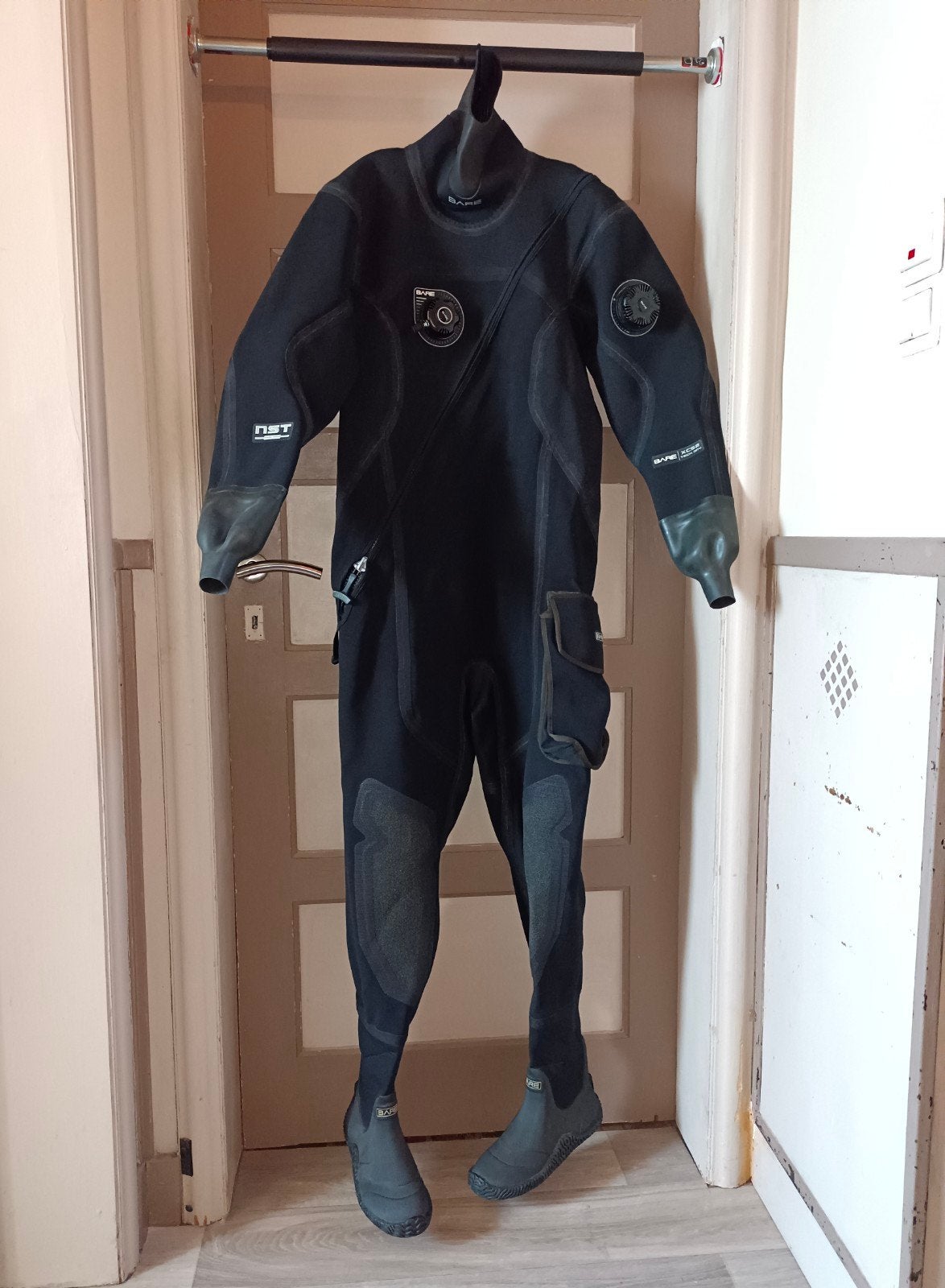 Combinaison étanche NST XCS2 Dry Tech taille M, Sports nautiques & Bateaux, Plongée, Enlèvement ou Envoi, Neuf, Combinaison de plongée