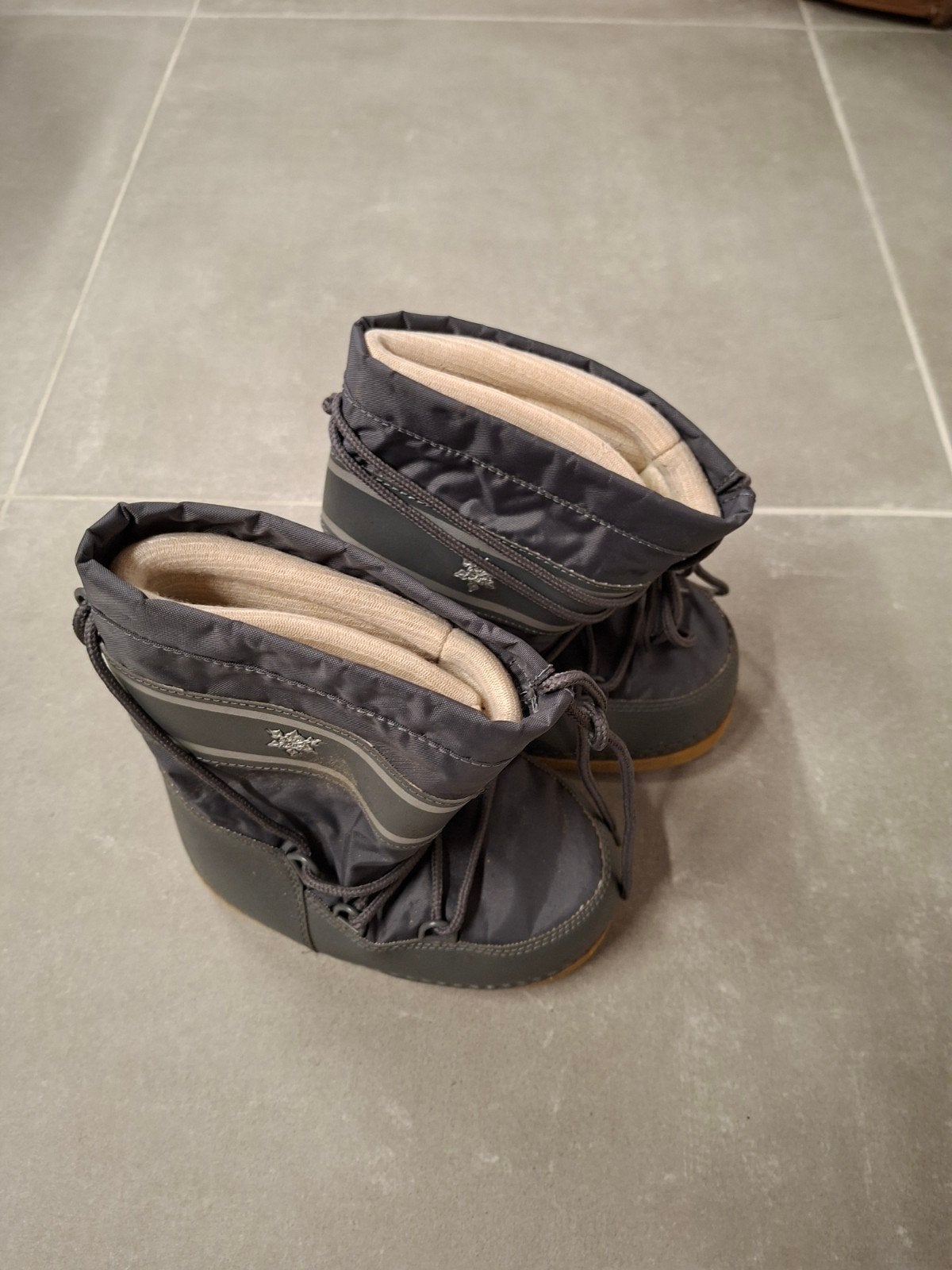 Moon boots 29-31, Enlèvement