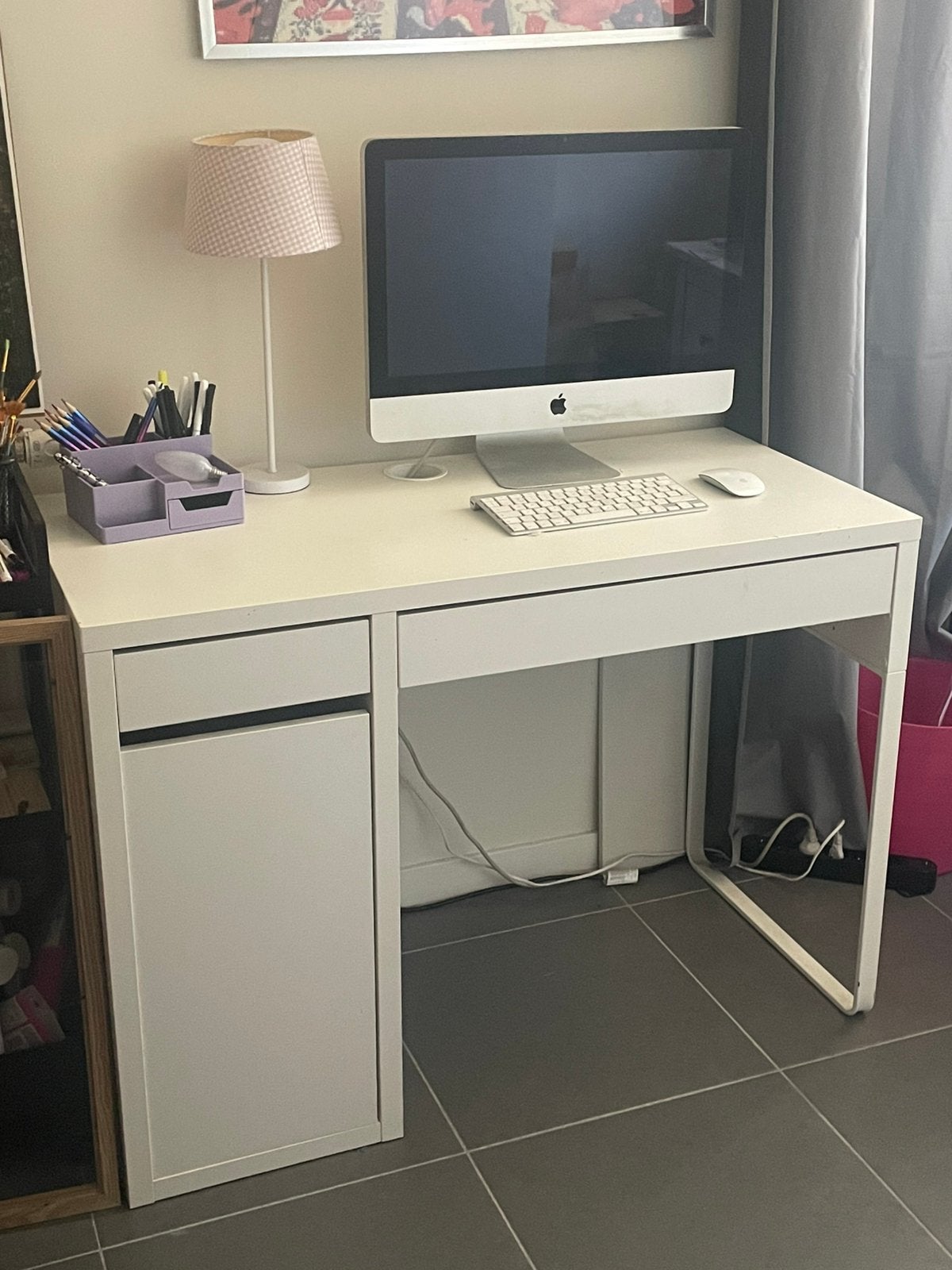 Leuk wit Ikea bureautje, hout met metaal, Huis en Inrichting, Ophalen, Hout, Zo goed als nieuw, IKEA