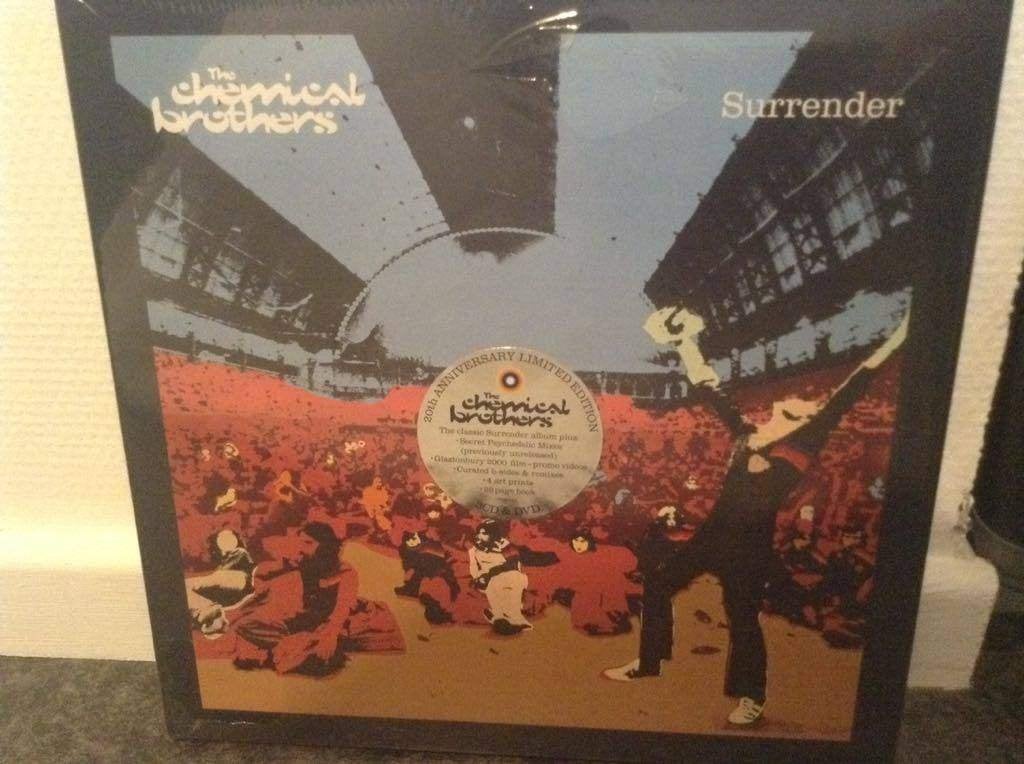 CD box The Chemical Brothers “Surrender (3CD – 1DVD)”, Ophalen of Verzenden, Nieuw in verpakking, Dance Populair