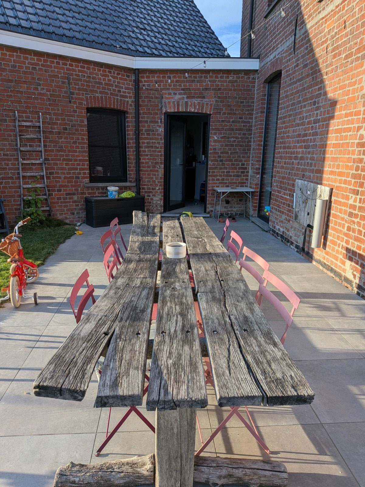 Houten tafel + 8 gekleurde stoelen, Enlèvement